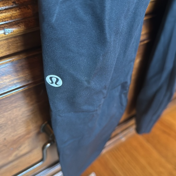 Lululemon black leggings. EUC. Size 4. Full length. Side and waist pockets. - Picture 4 of 5